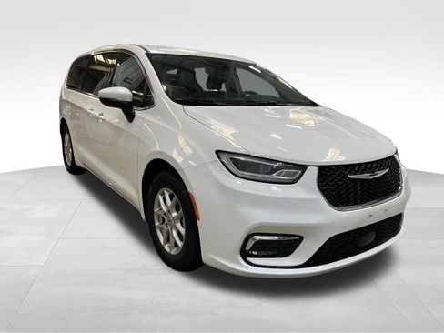 Used 2023 Chrysler Pacifica Touring-L FWD image 7
