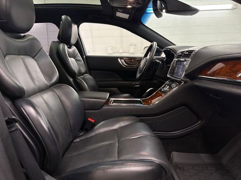 Used 2019 Lincoln Continental Select w/ Continental Climate Package FWD image 28