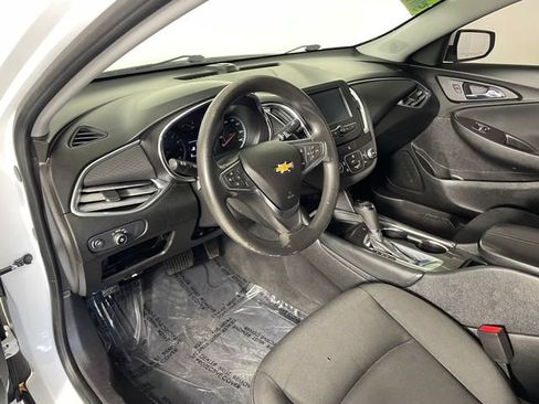 Used 2018 Chevrolet Malibu LT FWD image 3