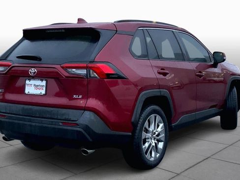 Used 2021 Toyota RAV4 XLE Premium image 12