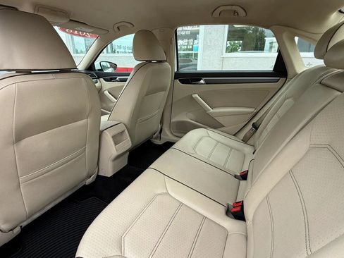 Used 2018 Volkswagen Passat 2.0T R-Line w/ R-Line Lighting Package FWD image 10