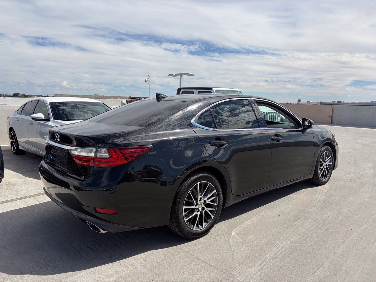 Used 2017 Lexus ES 350 w/ Premium Package FWD image 2