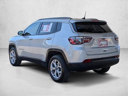 Used 2025 Jeep Compass Latitude AWD/4WD image 7