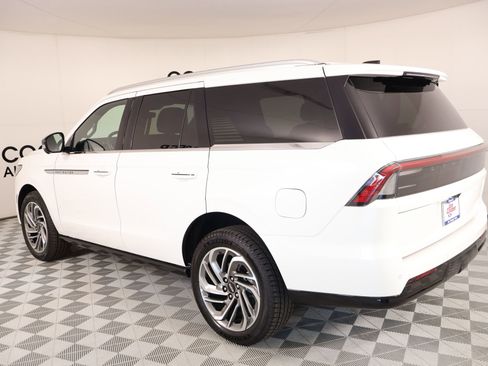 Used 2026 Lincoln Navigator Reserve AWD/4WD image 25