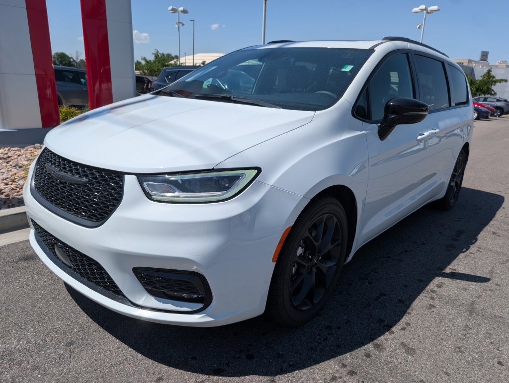 Used 2025 Chrysler Pacifica Limited FWD image 3