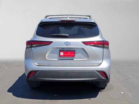 Used 2023 Toyota Highlander XLE FWD image 4