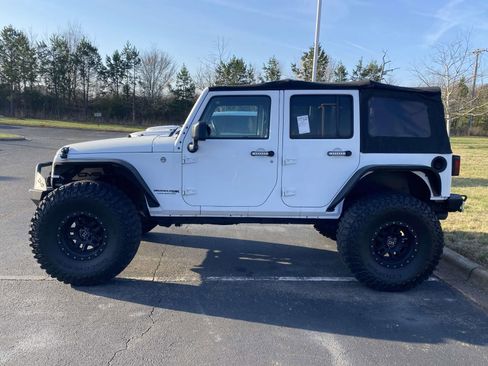 Used 2018 Jeep Wrangler Unlimited Rubicon w/ Connectivity Group image 5