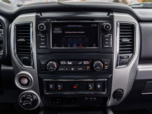 Used 2019 Nissan Titan PRO-4X w/ Pro-4x Convenience Package AWD/4WD image 17