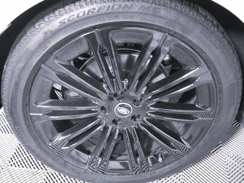 Used 2025 Land Rover Range Rover SE AWD/4WD image 7
