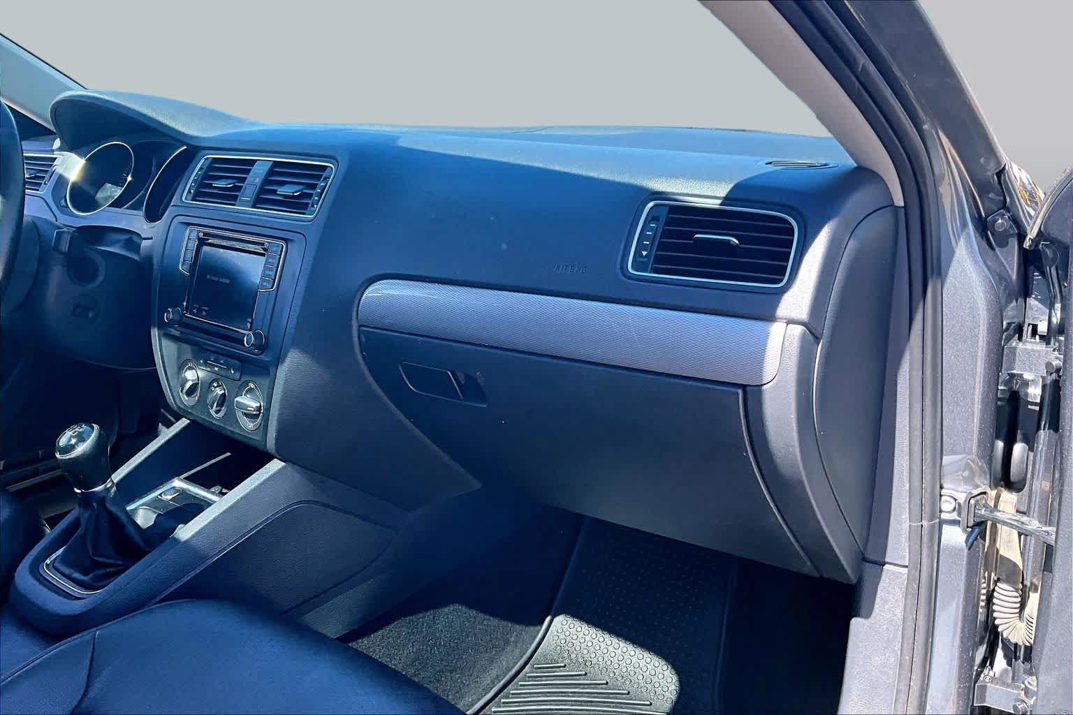 Used 2017 Volkswagen Jetta SE FWD image 19