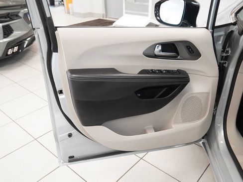 Used 2024 Chrysler Pacifica Limited FWD image 5