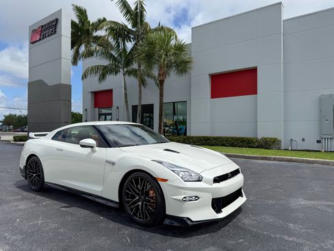 Used 2024 Nissan GT-R Premium w/ Premium Interior Package image 1