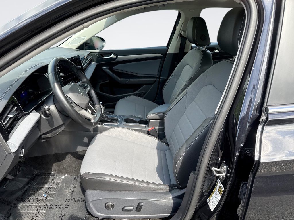 Used 2025 Volkswagen Jetta SE FWD image 13