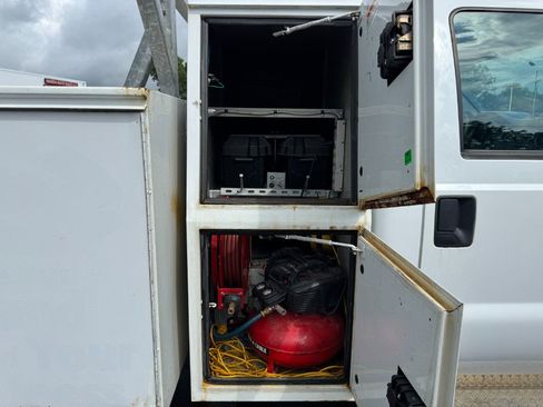 Used 2015 Ford F550 4x4 Regular Cab Super Duty image 17