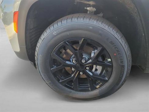 New 2025 Jeep Grand Cherokee Altitude image 7