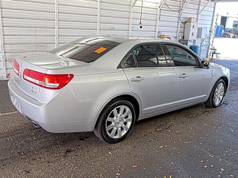 Used 2010 Lincoln MKZ image 4