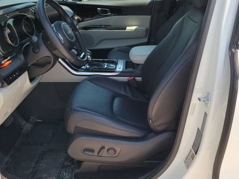 Used 2024 Kia Carnival EX FWD image 9
