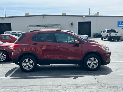 Used 2022 Chevrolet Trax LT w/ Driver Confidence Package image 2