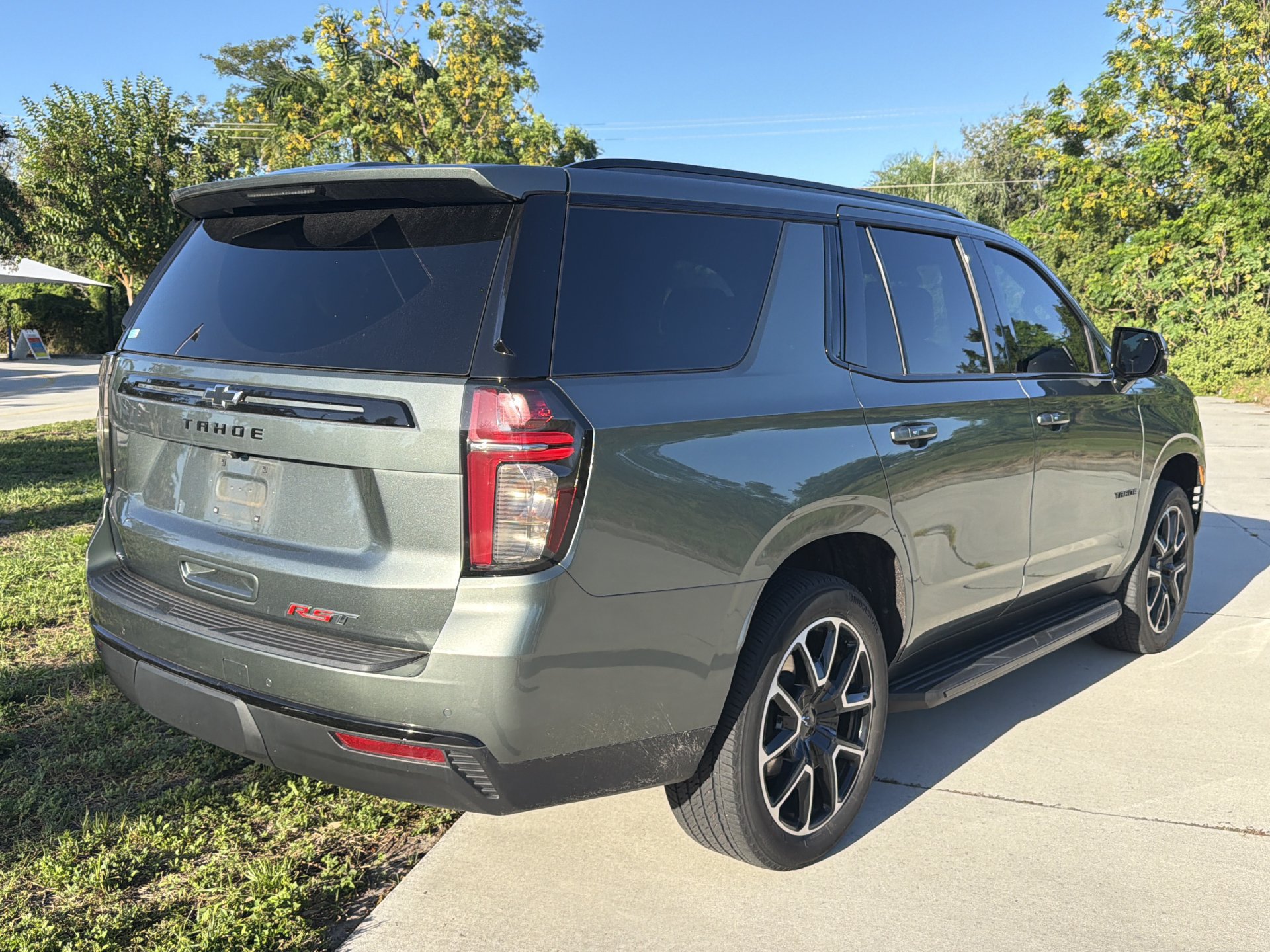 Used 2024 Chevrolet Tahoe RST w/ Luxury Package RWD image 3