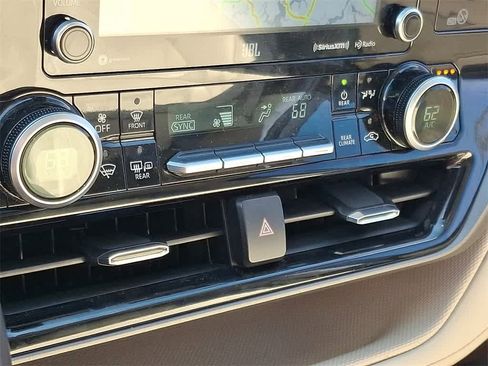 Used 2021 Toyota Highlander Limited image 17