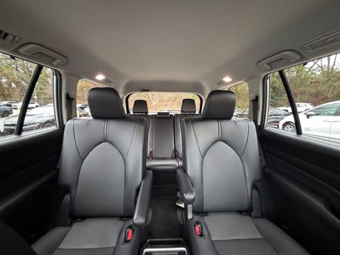 Used 2025 Toyota Grand Highlander XLE image 40