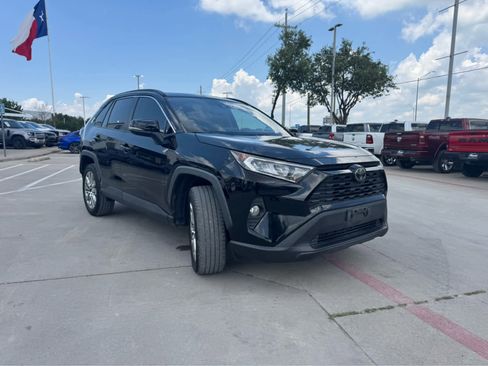 Used 2019 Toyota RAV4 XLE Premium FWD image 4