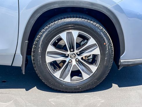 Used 2023 Toyota Highlander XLE AWD/4WD image 9