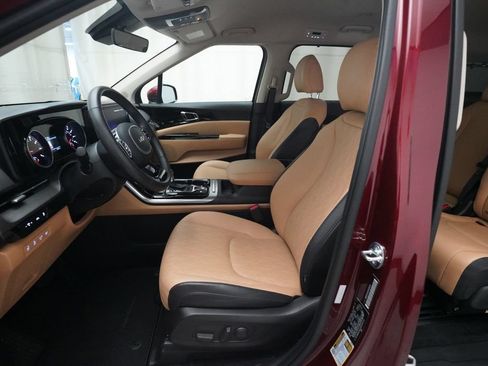 Used 2024 Kia Carnival EX FWD image 7