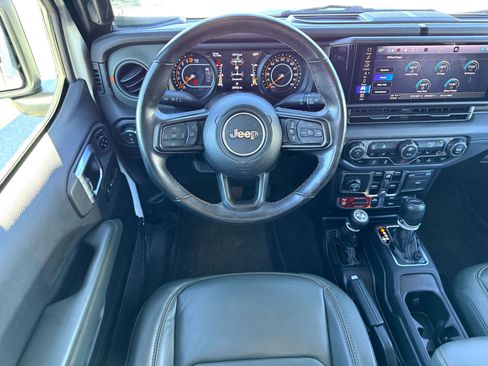 Used 2024 Jeep Gladiator Mojave image 19