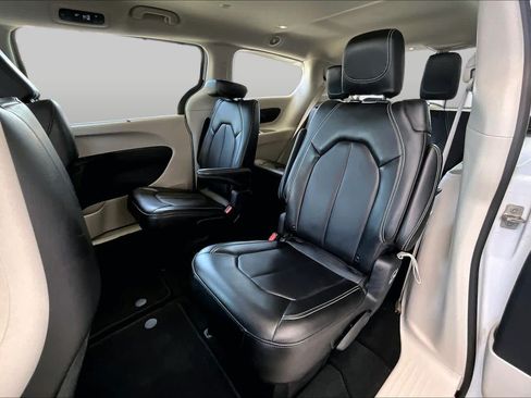 Used 2024 Chrysler Pacifica Touring-L FWD image 20