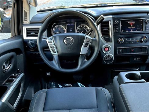 Used 2019 Nissan Titan SV image 5