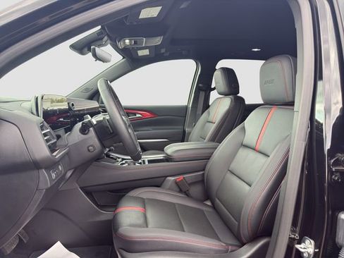 Used 2025 Chevrolet Traverse RS FWD image 9