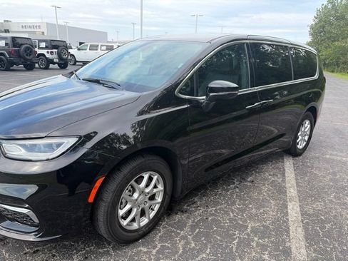 Used 2025 Chrysler Pacifica Select FWD image 3
