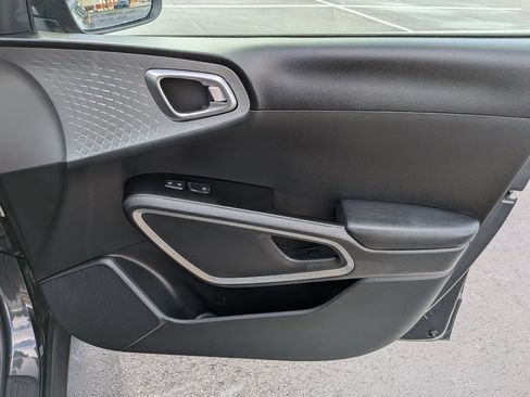 Used 2025 Kia Soul LX w/ LX Technology Package FWD image 32