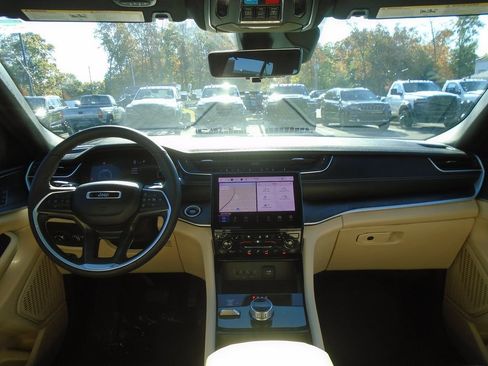 Certified 2024 Jeep Grand Cherokee Limited w/ Luxury Tech Group II image 12