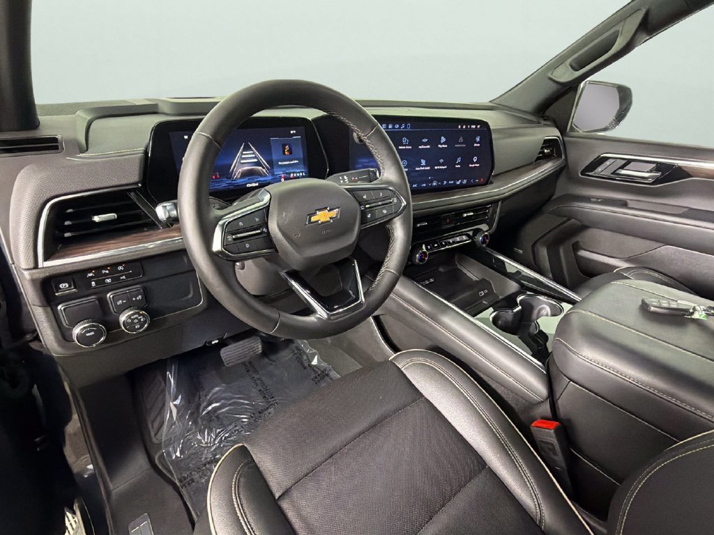 Used 2025 Chevrolet Suburban Premier RWD image 18