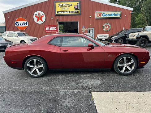 Used 2014 Dodge Challenger R/T RWD image 2