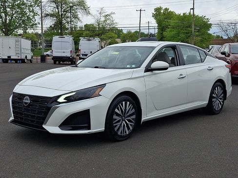 Certified 2023 Nissan Altima 2.5 SV w/ SV Premium Package FWD image 3