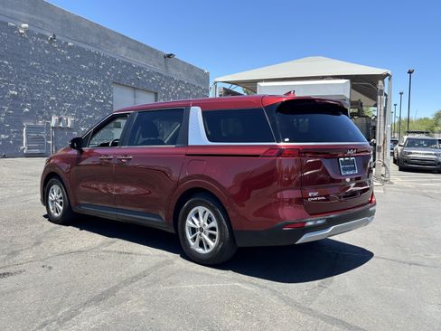 Certified 2024 Kia Carnival LX FWD image 4