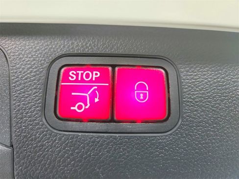 Used 2019 Mercedes-Benz GLC 300 4MATIC w/ Premium Package image 30