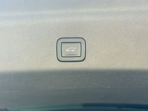 Used 2025 Chevrolet Tahoe High Country AWD/4WD image 14