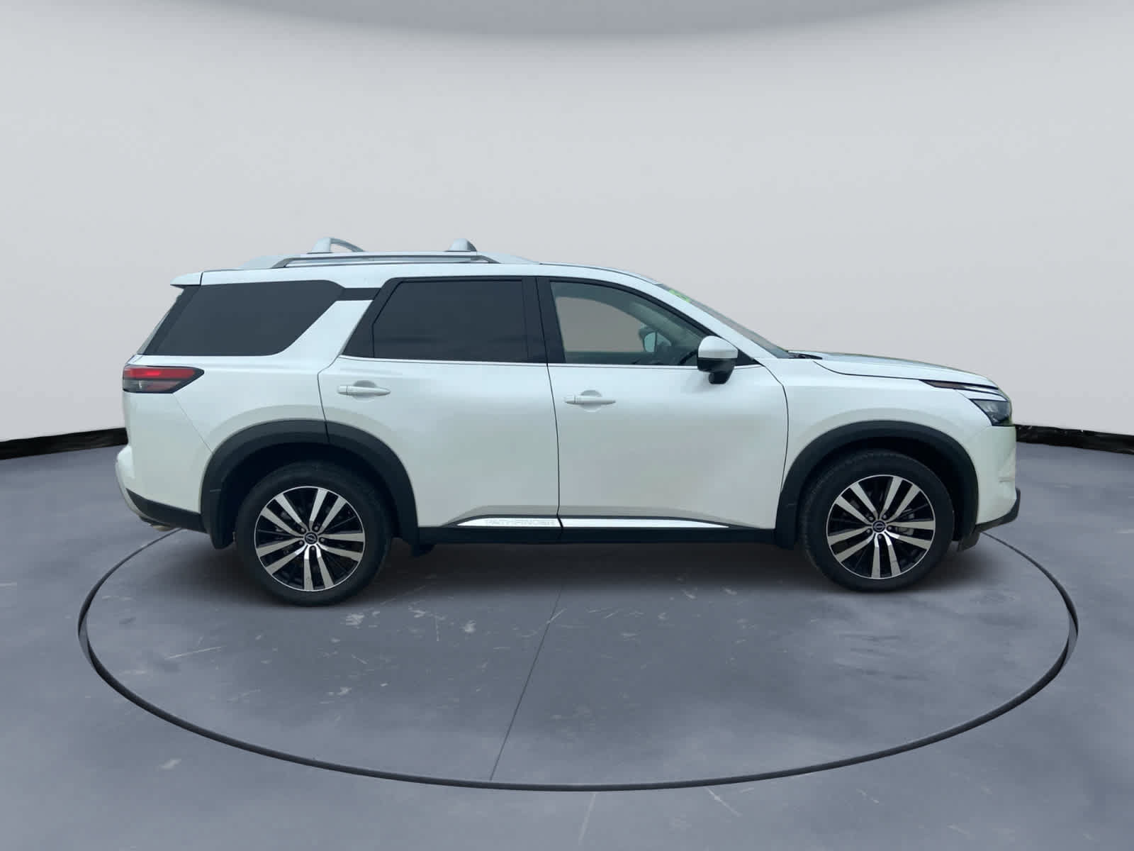 Used 2025 Nissan Pathfinder Platinum w/ Cargo Package AWD/4WD image 4