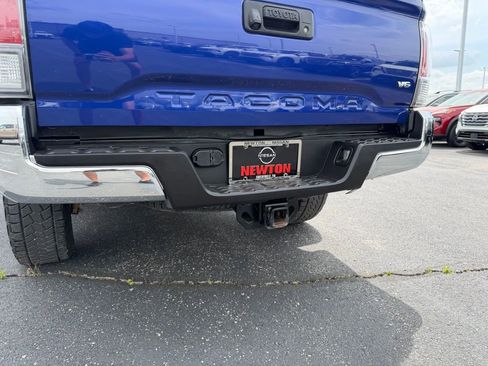 Used 2022 Toyota Tacoma TRD Off-Road AWD/4WD image 41