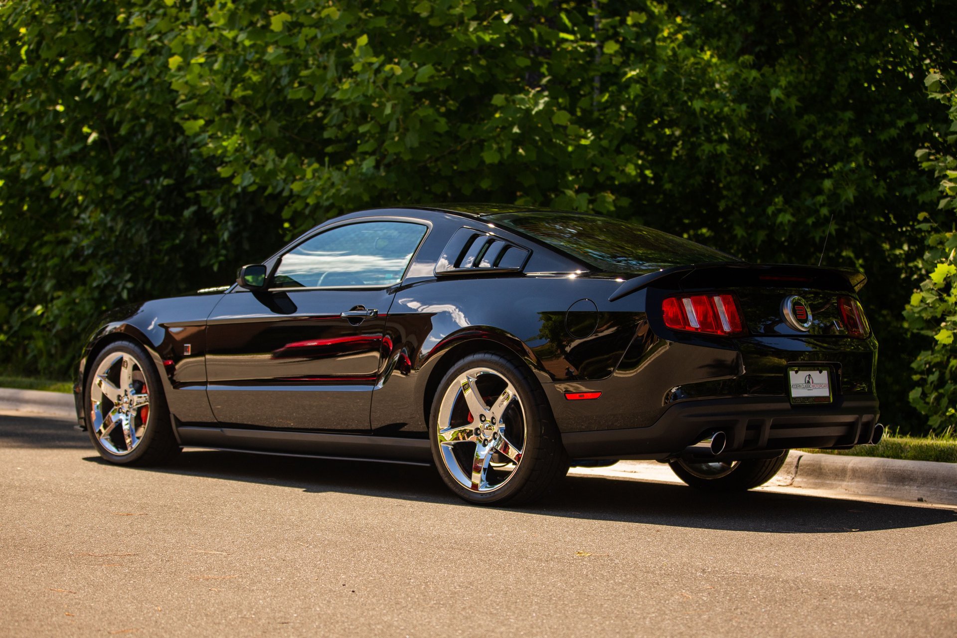 Used 2010 Ford Mustang GT RWD image 1