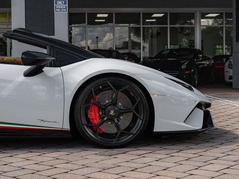 Used 2018 Lamborghini Huracan Performante image 34