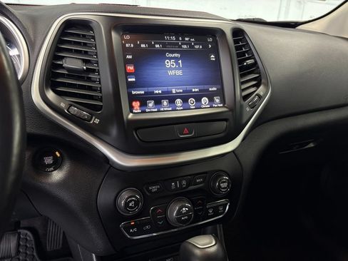 Used 2018 Jeep Cherokee Trailhawk w/ Comfort & Convenience Group AWD/4WD image 20
