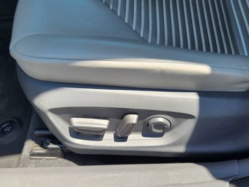 Used 2018 Toyota Camry SE w/ Moonroof Package FWD image 25