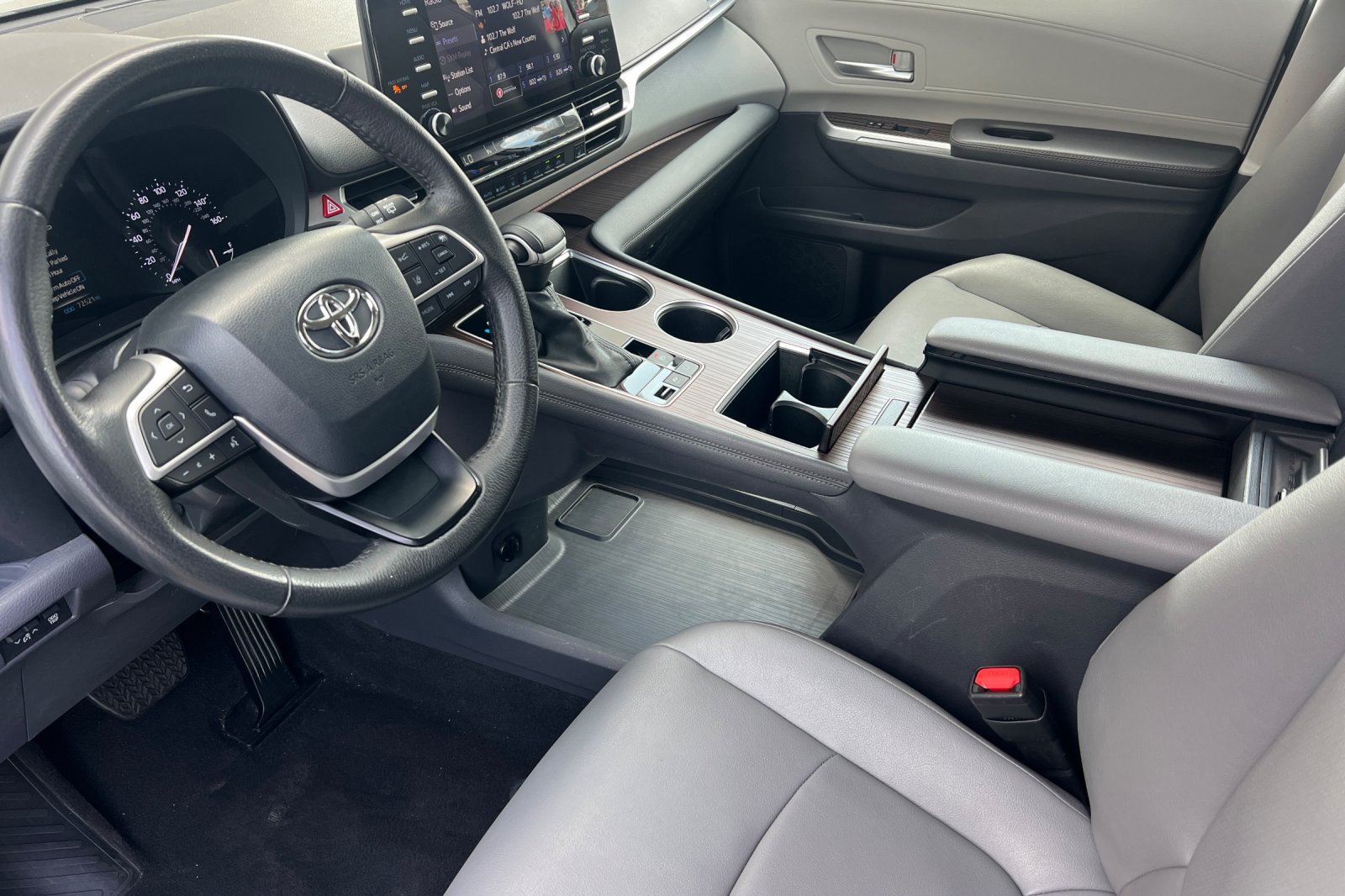 Used 2024 Toyota Sienna XLE FWD image 9