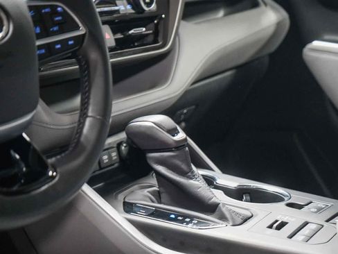 Certified 2020 Toyota Highlander XLE image 24