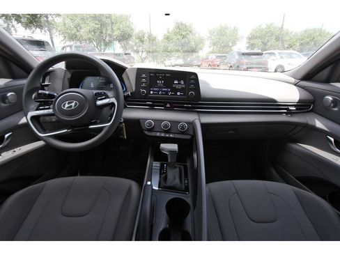 Used 2025 Hyundai Elantra SE FWD image 10